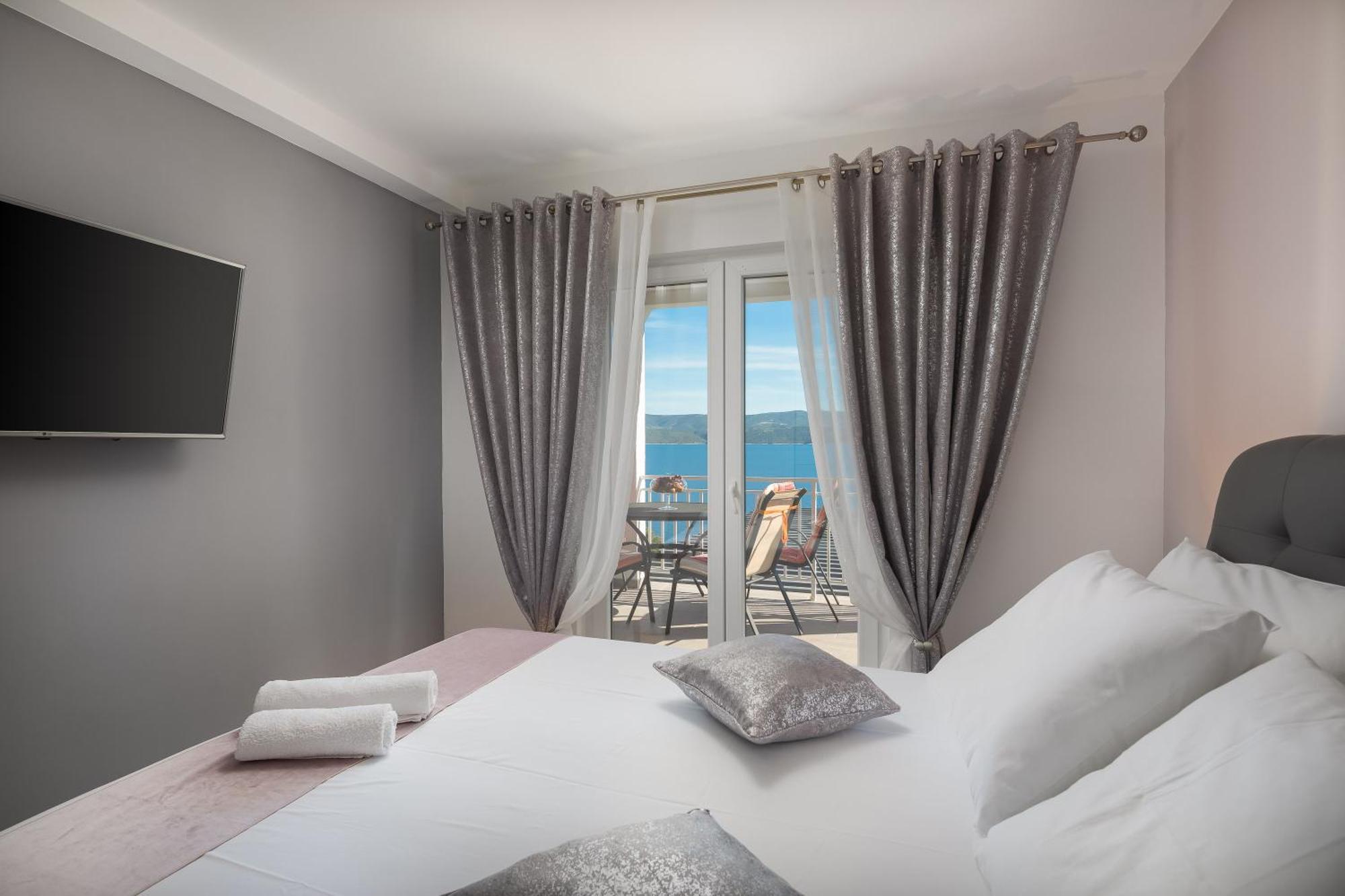 Luxury Seafront Villa With Heated Pool, Jacuzzi, Sea View, 150 M From Beach Stanici Экстерьер фото